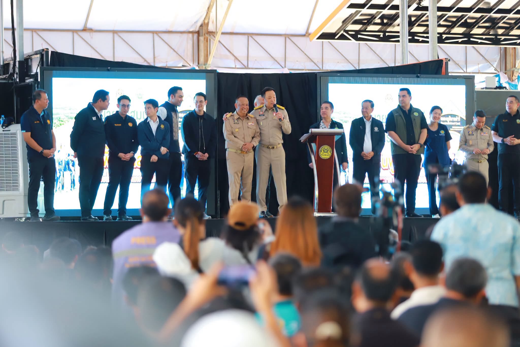 title - เลขาธิการ ส.ป.ก. พร้อมคณะ ร่วมลงพื้นที่กับคณะนายกรัฐมนตรี ติดตามการบริหารจัดการน้ำ เพิ่มศักยภาพระบายน้ำ ลดเสี่ยงน้ำท่วมหาดใหญ่ 